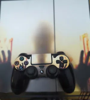 بلايستيشن 4 مع اربع اذرع تحكم و شريط