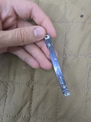 هذه مجموعة من القطع والمكونات الداخلية المستخرجة من أجهزة اللابتوب، وإليك وصفاً تفصيلياً لكل قطعة