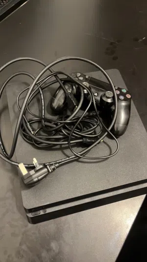 بلستيشن 4 سليم للبيع نضيفف مافيه ولاشي