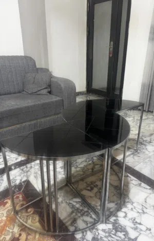 طاولات زجاج لون اسود
