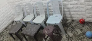 4 كراسي و طاولتين  مستعملات بحاجة تنضيف الاصليات
