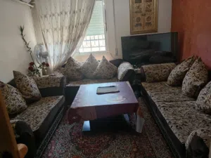 طقم كنب خشب زان 9 مقاعد بحالة جيدة للبيع بسعر 150 دينار