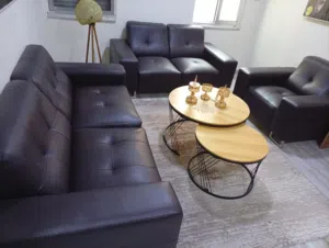 طقم كنب جلد مع سجاده مع طاولتين وسط