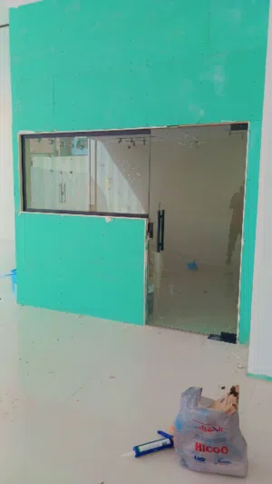 فني زجاج سكريت تركيب مكاتب واجهات صيانه ابواب زجاج