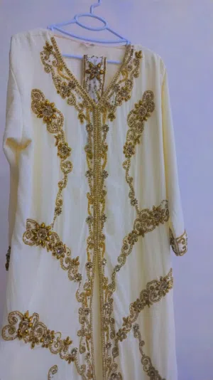 قفطان قطعتين مع حزام وشال