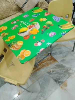 ميز حجم كبير اصلي مع 2 كراسي بلاستيك ثقيل نضيفات