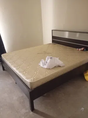 Queen Size Mattress – Clean & Comfortable