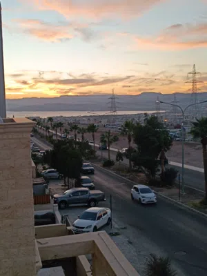 شقة التميز بالعقبه التاسعه شارع السكه مباشره اطلاله بحريه شبه فيلا طابق كامل 117م فقط 57.500 الف