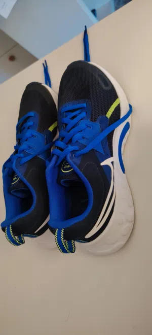 حذاء (جزمة) نايك (Nike) مقاس (41-42 )رياضي للجري جديد تماماً لم يُستخدم للتواصل واتساب فقط .