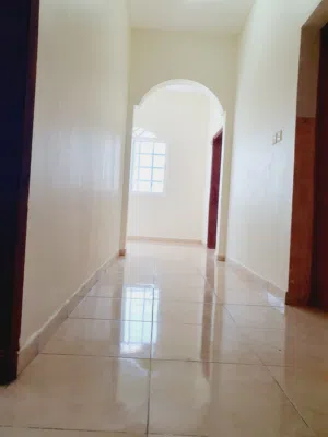 شقه مكيفه واسعه جدا بمدينة النهظه مربع 12 للعوائل فقط جنب سوبرماركت النجوم وجامع المهيمن