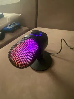 مايك قيمنق وستريم مع زر كتم وتغيير الألوان  فيه إضاءة RGB تقدر تغيرها على راحتك