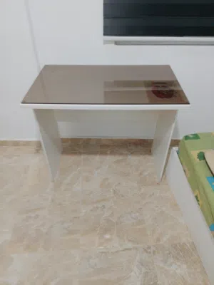 مكاتب دراسيه بحالة الوكالة بدون كراسي