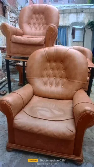 صالون مريح ونظيف للبيع   كنبة + 2 كراسي + طابلة