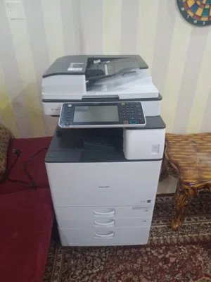 للبيع مكينه ريكو ابيض واسود حالتها حلو محتاجه قطعة يونت درام صوره واضحه وحاتها كويسة