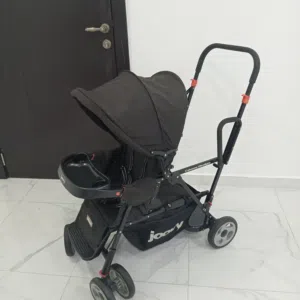 هذه عربة الأطفال Joovy Caboose Ultralight Graphite Sit and Stand Stroller. وهي عربة مزدوجة خفيفة الو