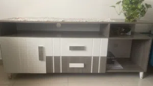 طاولة تلفزيون بوضع جيد