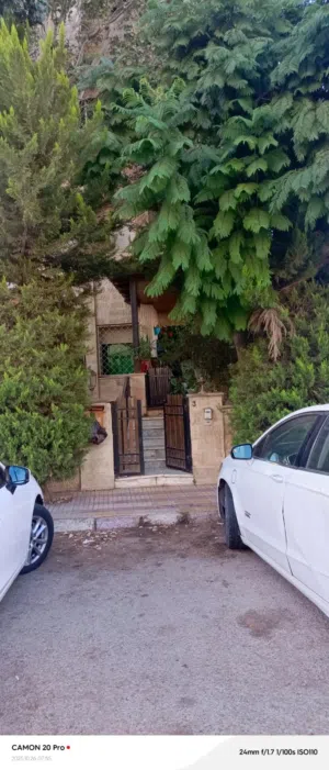 منزل طابق ارضي مع ترس للبيع ثلاث غرف نوم ثلاث حمامات واحد ماستر مطبخ راكب ...خزائن في الحيط