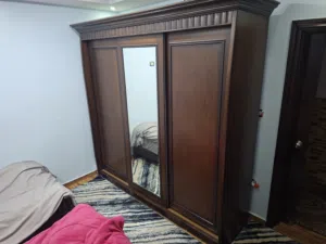 غرفة نوم شبابية مستعملة بحالة جيدة جدا مصنعة من خشب الزان وقشرة البلوط وتشطيب دهان ايطالي