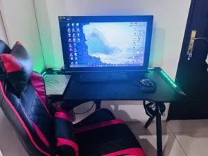 كرسي   قيمر +طاولة قيمر +شاشه بحالة جيدة جدا Gamer chair + Gamer table + a screen In very good