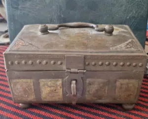 صندوق نحاسي نظيف