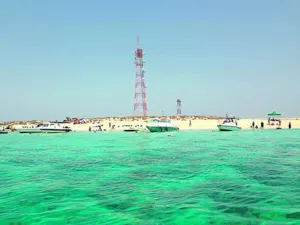 رحلات بحرية ايجار طراد يخت للايجار رحلة جزيرة كبر جزيرة فليكا ام المرادم الخيران العاب بحرية دونت