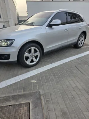 اودي Q5 موديل 2011 السيارة وارد اليابان بدون حوادث من داخل اللون الاسود جلد نظيفة جدا