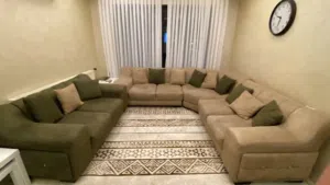 طقمين كنب كورنر وضيوف بحاله جيده جدا