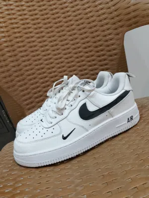 حذائين حذاء Nike Air Force اصلي غير مستخدم وارد اروبي قصه حديثه المقاس .44 السعر 25 د سعر نهائي نهائ