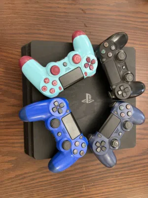 بلايستيشن 4 سليم PS4 Slim بحالة ممتازة مع 4 كنترولات وألعاب كثيرة منها FIFA وGhost of Tsushima