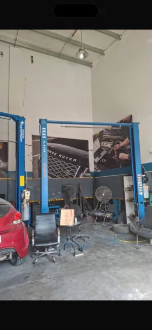 للبيع كراج في عجمان منطقة الصناعية 2 مساحة 80 متر مربع رخصة فيها سنة اجار الكراج 45 الف في السنة