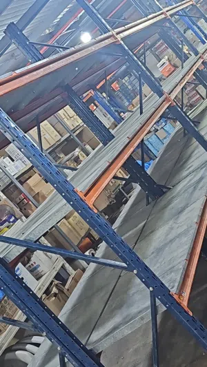 لدينا جميع انواع الرفوف