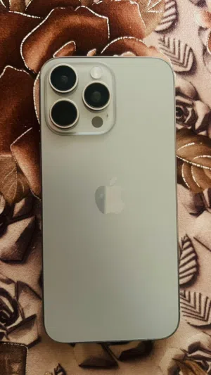 iPhone 15 pro max وكاله الجهاز نضيف وسعره حلو قابل للبدل