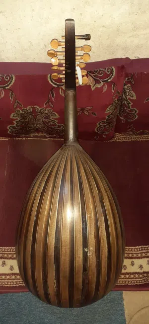 عود عراقي قديم ومميز (لعشاق الطرب الأصيل والأنغام الدافئة)