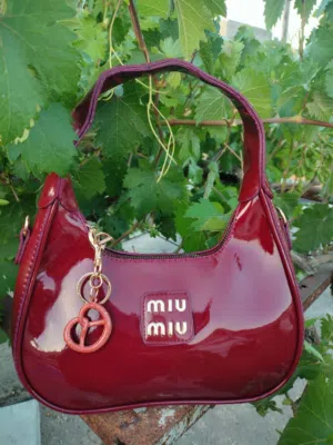 حقائب Miu Miu بألوان مميزة