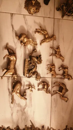 مجسمات جمالية نحاس انتيك شغل قديم وزن ثقيل عدد 12 حبة تقريبا بأحجام مختلفة لمحبين اقتناء النوادر