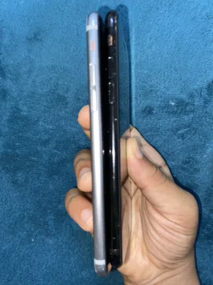 iPhone اثنين نوع سبعة نوع ستة باللونين الاسودوال_ فضي وهما بحالة جيدة جدا ممتازة
