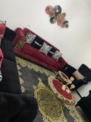 طقم كنب استعمال بسيط مع سجادة مع اربع طاولات السعر غير قابل للنقاش