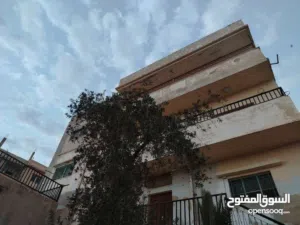 عقار للبيع مكون من ثلاث طوابق