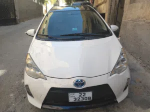 بريوس سي 2012 أبيض لؤلؤي خلفي جيد أمامي مضروب ومشغول ترخيص طويل ل 25/4/2027 دهان جديد بطارية ليثيوم