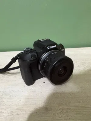 كاميرا كانون Canon EOS R100 شبه جديدة للبيع (مع كامل الملحقات) قابل للتفاوض.