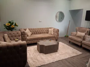 طقم كنب بحالة ممتازة للبيع بسبب السفر 70