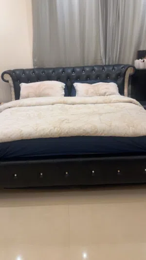 غرفه نوم تشمل سرير 180*200 و2 كامدينو وتسريحه