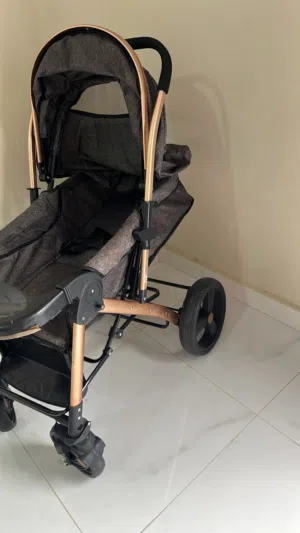 عربة أطفال فاخرة متعددة الاستخدام بحالة ممتازة