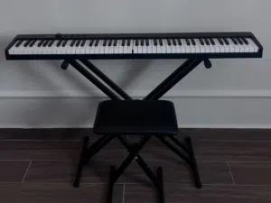 بيانو رقمي للبيع مع الطاولة والكرسي �