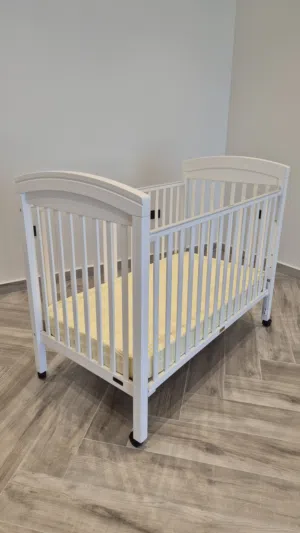JUNIORS High Quality Baby Crib سرير أطفال ماركة جونيورز عالي الجودة شبه جديد