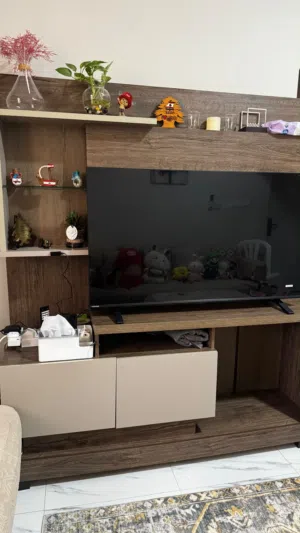 للبيع طاولة تلفزيون أنيقة بتصميم عصري ولون خشبي مميز