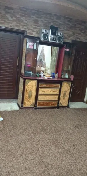 غرفة نوم كبير جدا خشب لاتي وملابس قماش