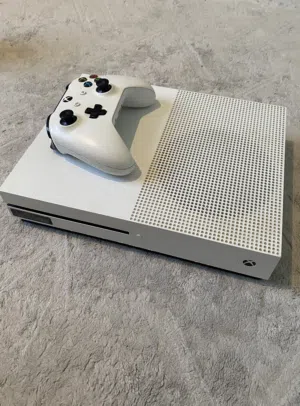 Xbox One S بحالة ممتازة - نظيف جداً مع كامل الملحقات