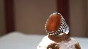 خاتم فضه و الحجر من العقيق العسلي اليماني ابو العيون قمة المميزات و الصياغه ثقيلة و مريحه في اليدVIP