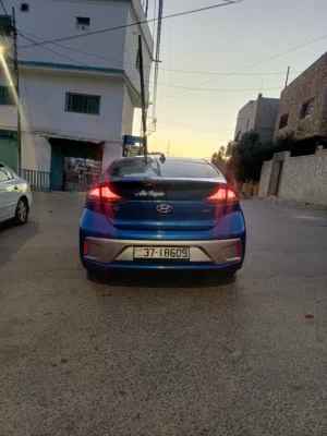 هيونداي ايونيك 2019 هايبرد مرخصة بصالون سيدان بألوان أزرق مع تدخلات إصلاحات بعد حادثة